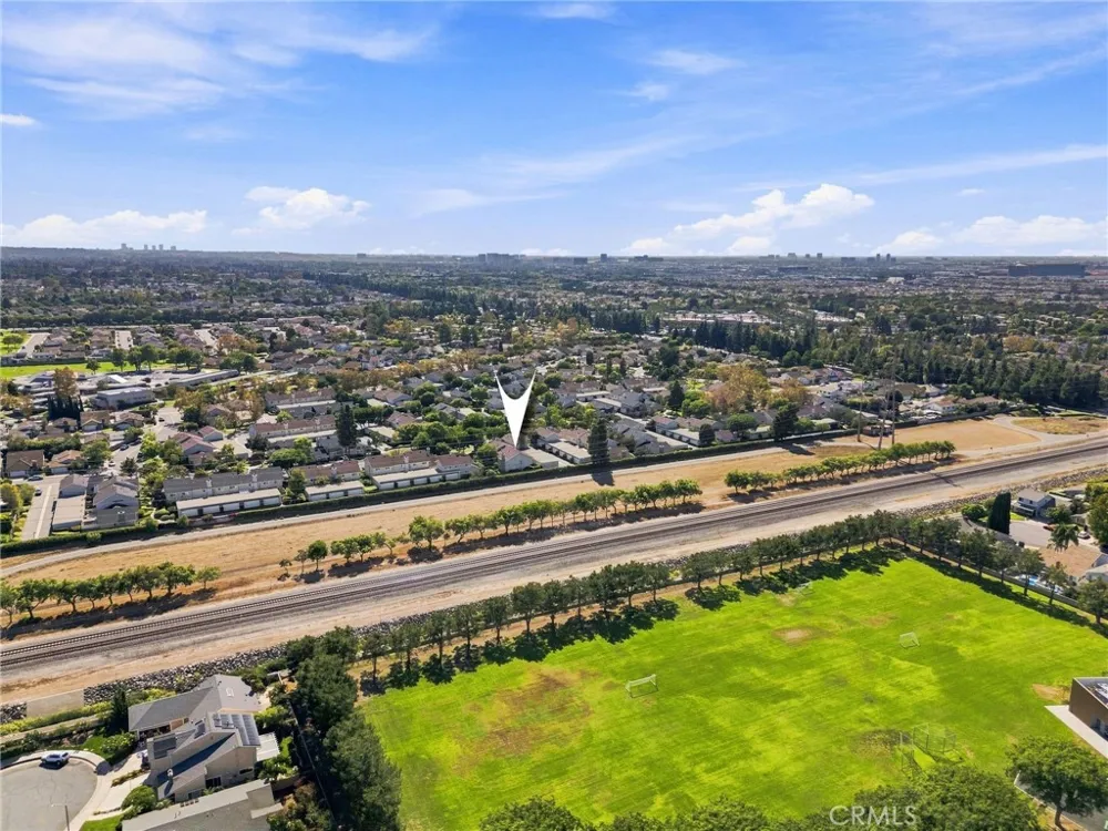 10 Goldenbush Irvine, CA 92604