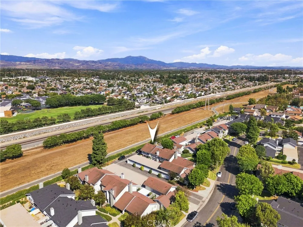 10 Goldenbush Irvine, CA 92604