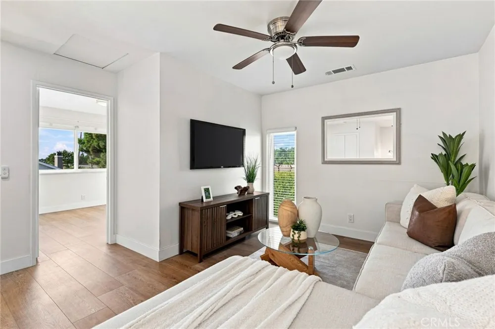 10 Goldenbush Irvine, CA 92604