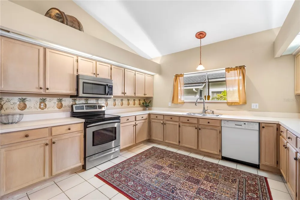 8746 TANTALLON CIRCLE Tampa, FL 33647