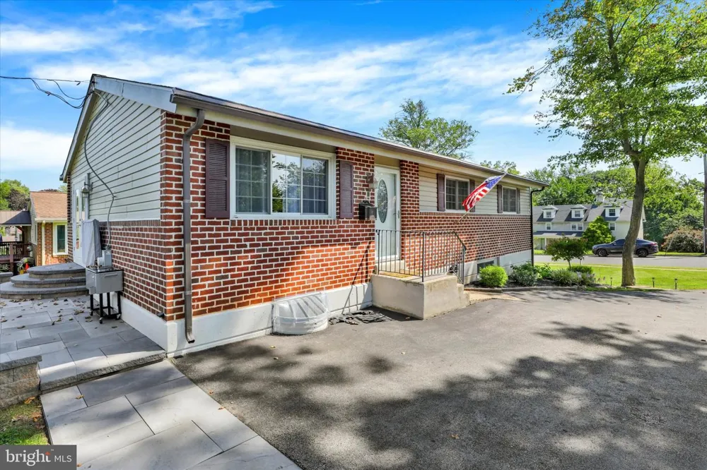 932 STEWART AVENUE Springfield, PA 19064