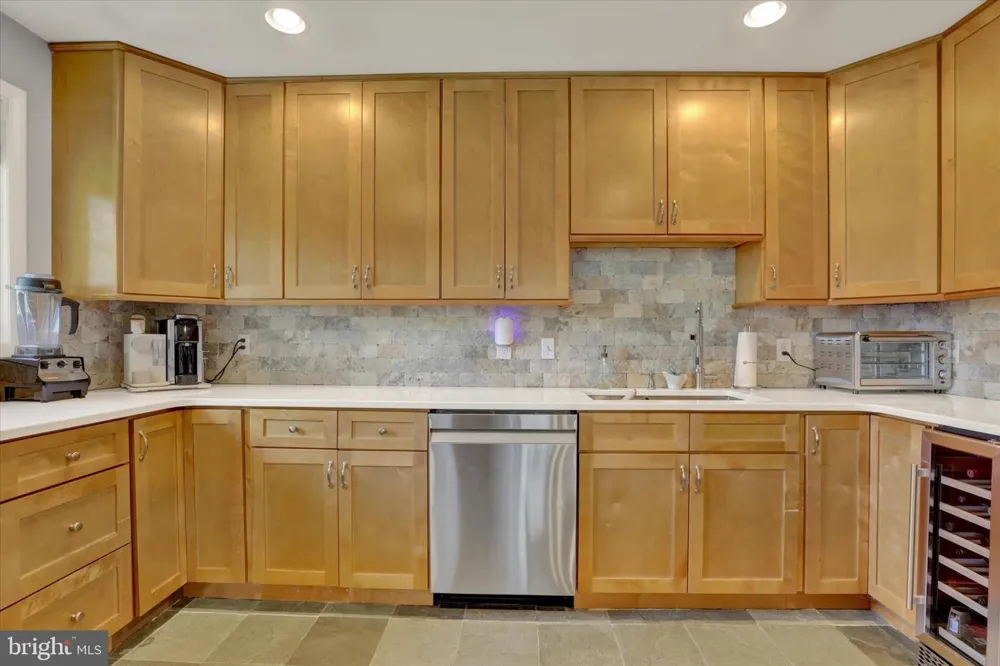 932 STEWART AVENUE Springfield, PA 19064