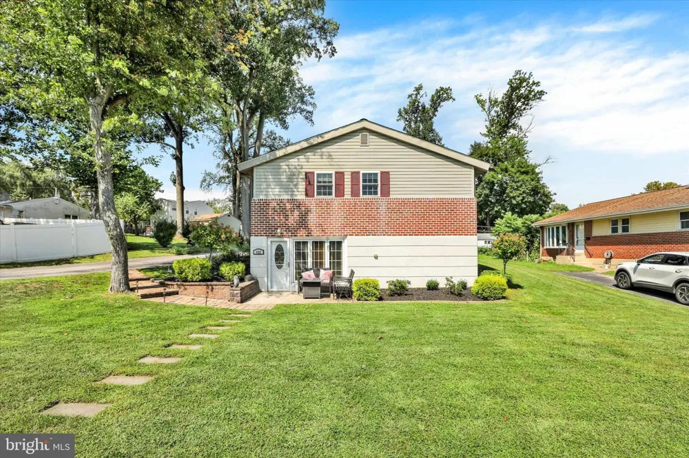 932 STEWART AVENUE Springfield, PA 19064
