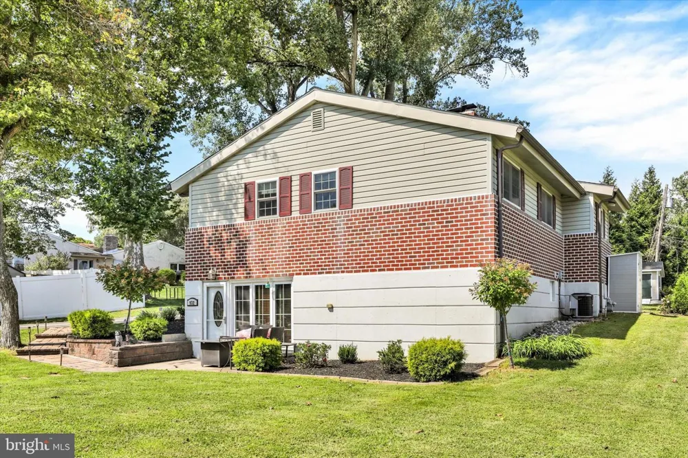 932 STEWART AVENUE Springfield, PA 19064