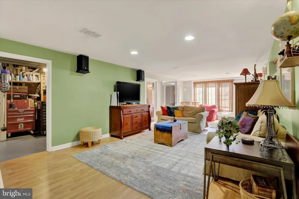 932 STEWART AVENUE Springfield, PA 19064