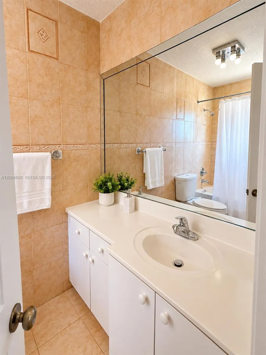 8010 NW 186th Ter Hialeah, FL 33015