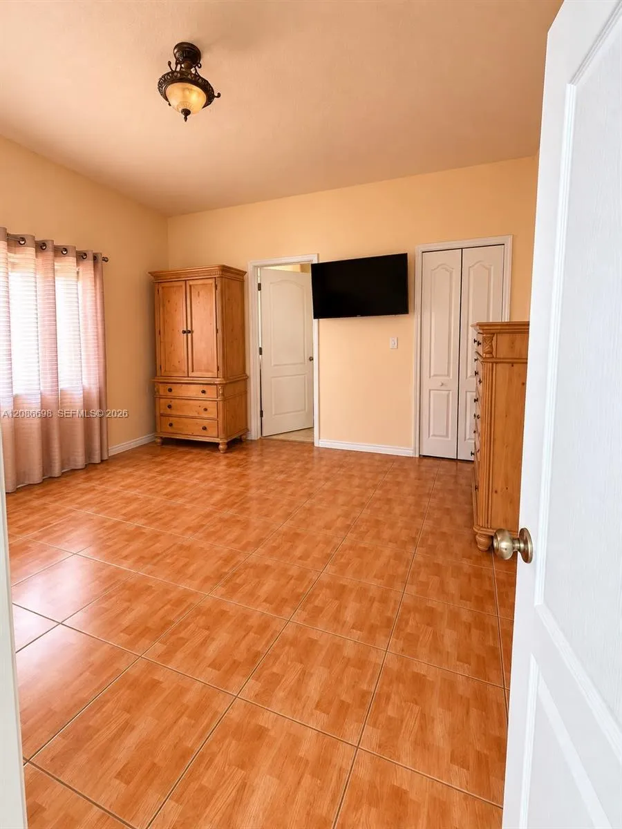 8010 NW 186th Ter Hialeah, FL 33015