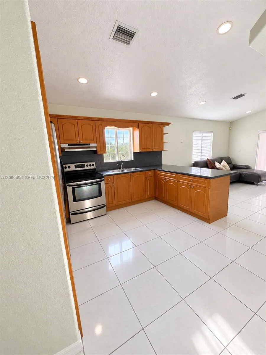8010 NW 186th Ter Hialeah, FL 33015