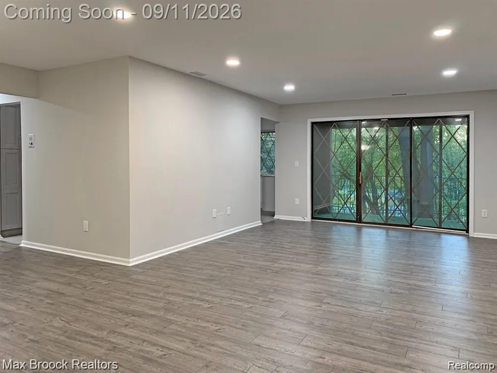 42160 E Woodward Avenue #11 Bloomfield Charter Township, MI 48304