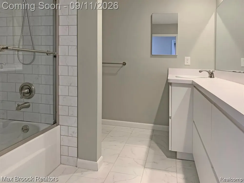 42160 E Woodward Avenue #11 Bloomfield Charter Township, MI 48304