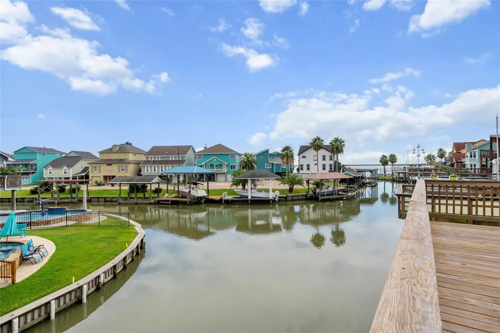 1227 23rd Street San Leon, TX 77539