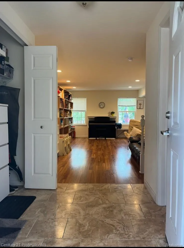 1542 Brentwood Drive Troy City, MI 48098