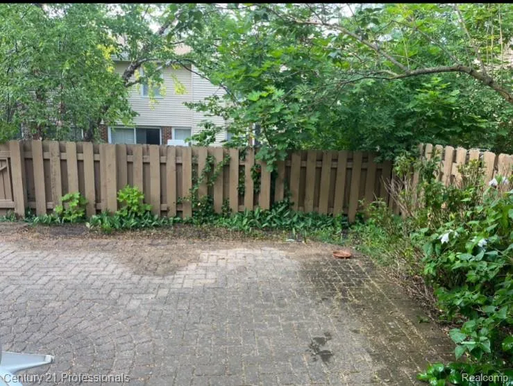 1542 Brentwood Drive Troy City, MI 48098