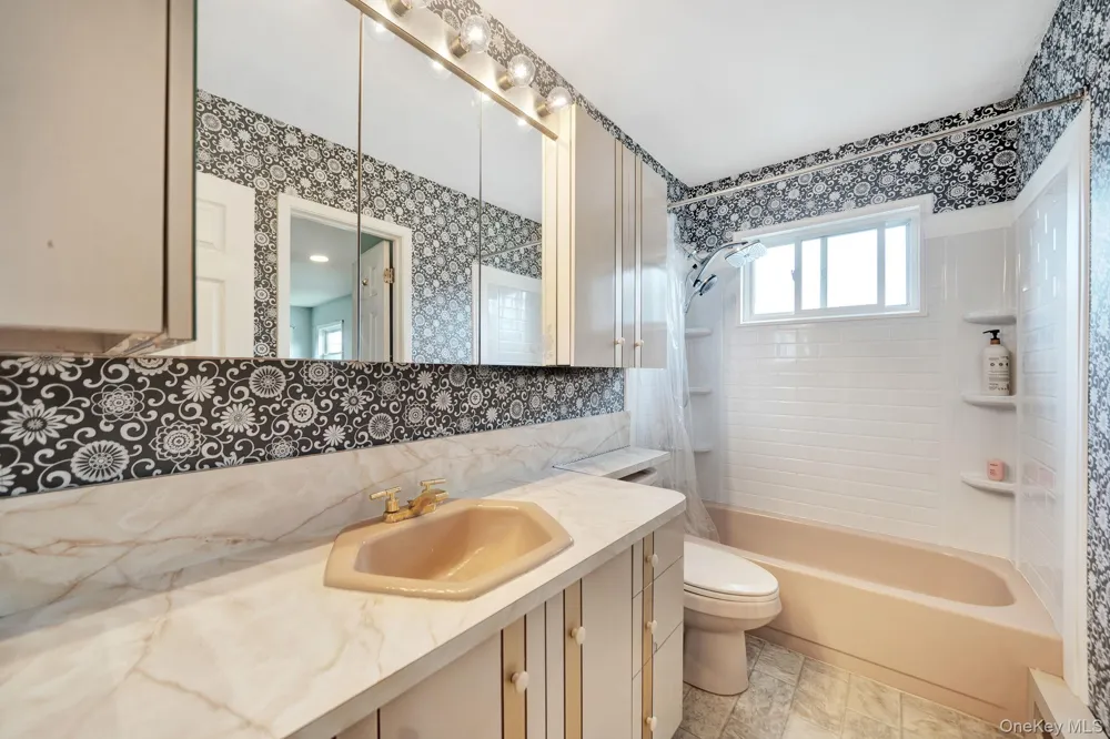 285 Oak Street Massapequa, NY 11758