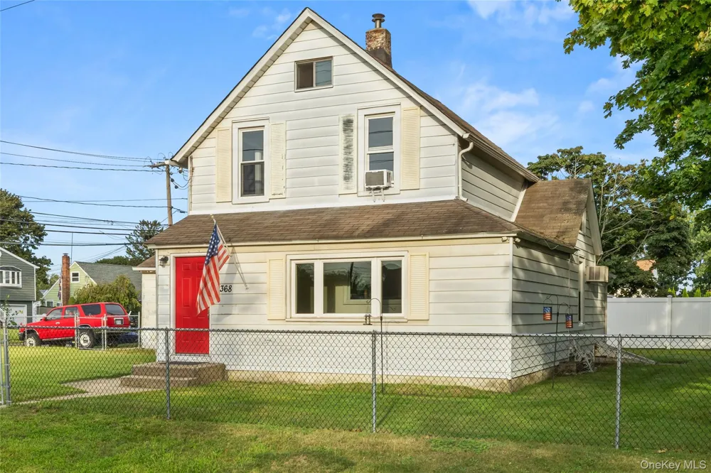 368 Catskill Avenue Lindenhurst, NY 11757