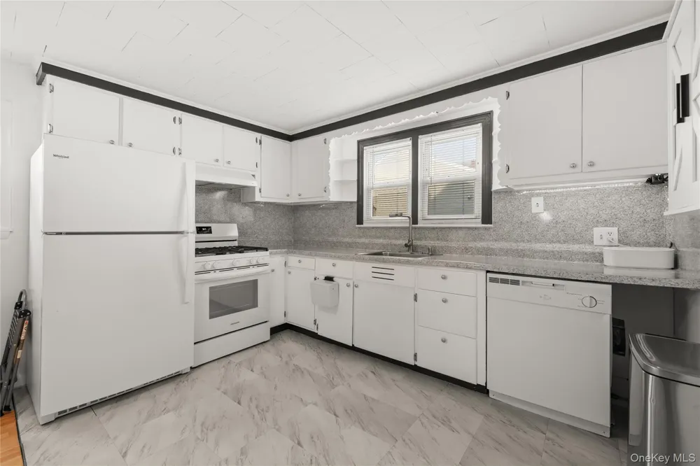 368 Catskill Avenue Lindenhurst, NY 11757