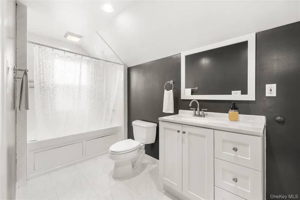368 Catskill Avenue Lindenhurst, NY 11757