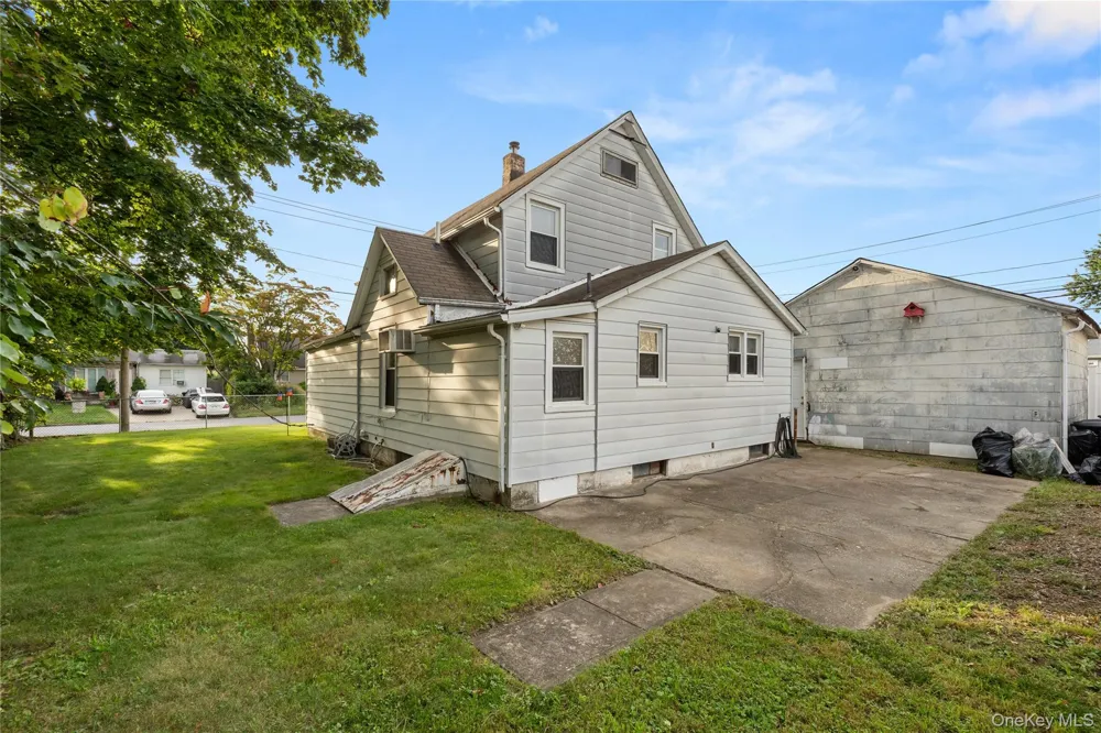 368 Catskill Avenue Lindenhurst, NY 11757