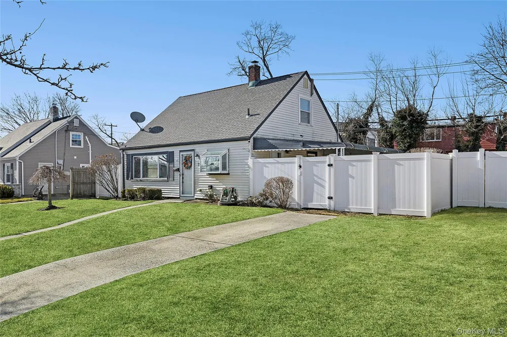 22 Shelter Lane Levittown, NY 11756