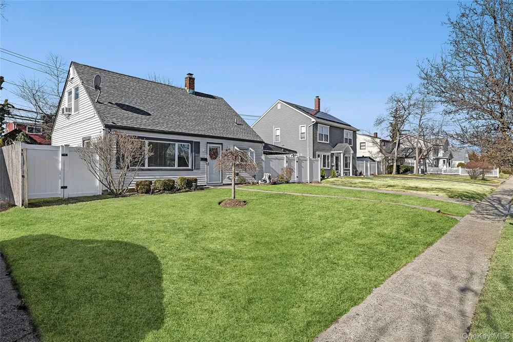 22 Shelter Lane Levittown, NY 11756