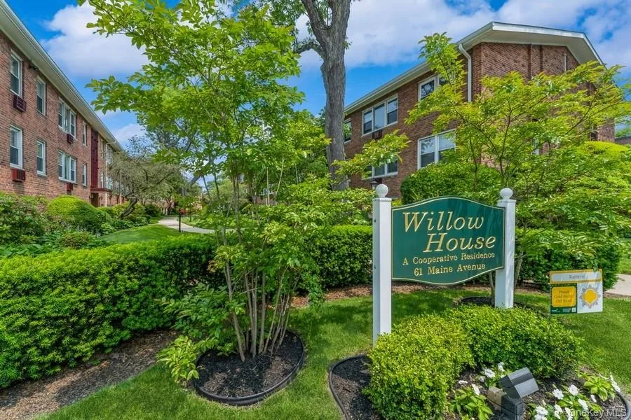 61 Maine Avenue #E5 Rockville Centre, NY 11570