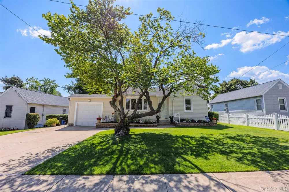 148 Birs Avenue Lindenhurst, NY 11757