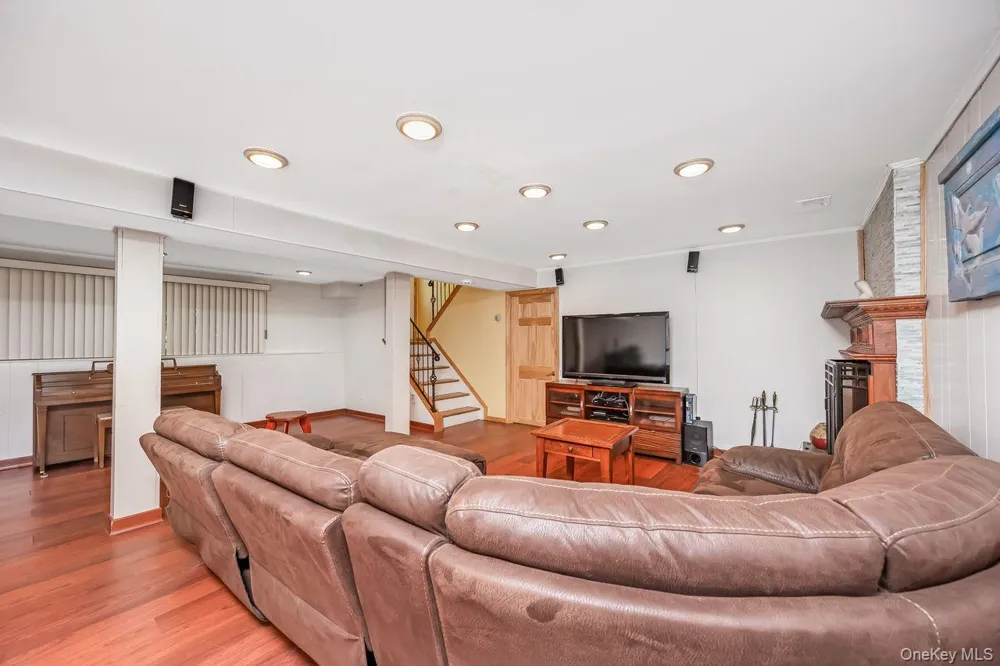 16 Wendy Lane East Northport, NY 11731