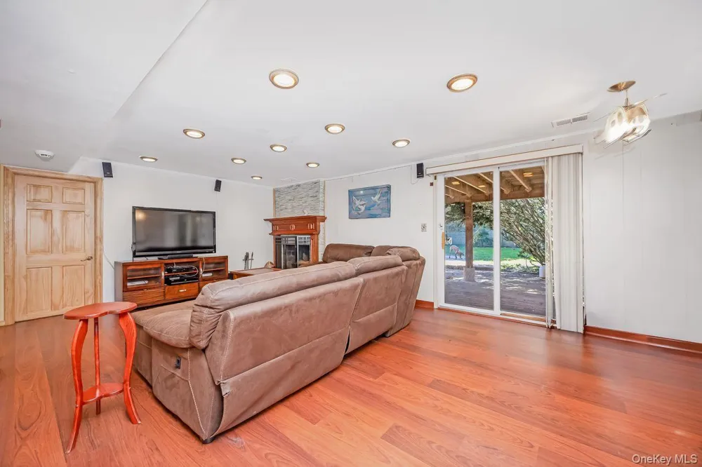 16 Wendy Lane East Northport, NY 11731