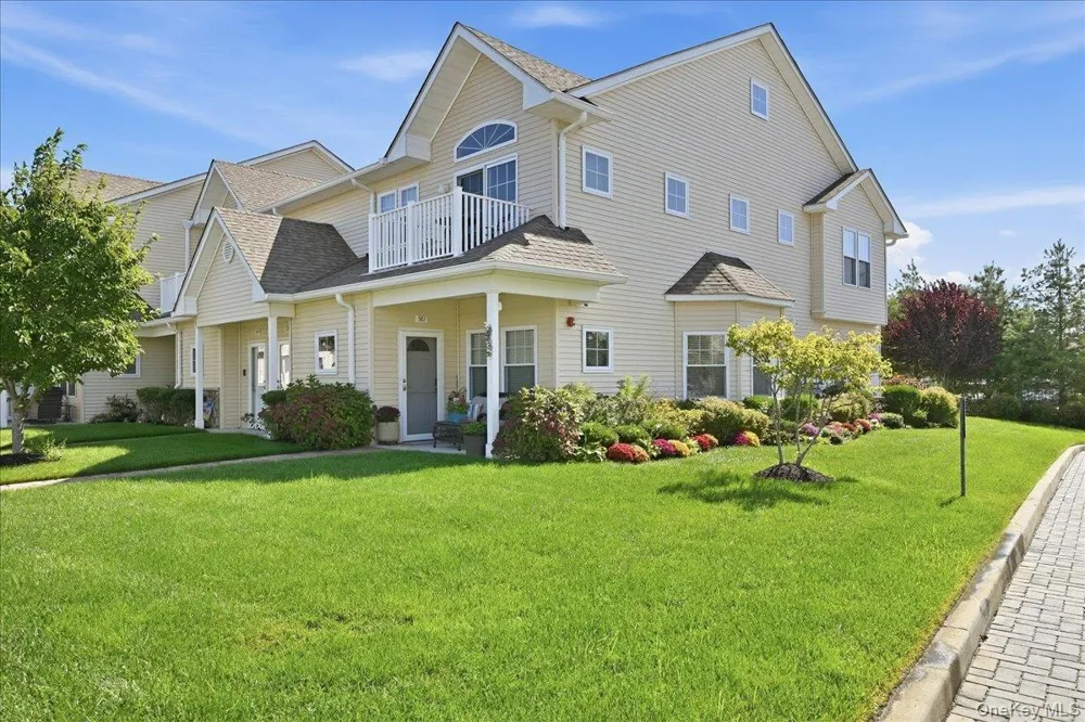 301 Anchor Court Copiague, NY 11726