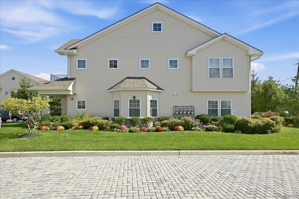301 Anchor Court Copiague, NY 11726