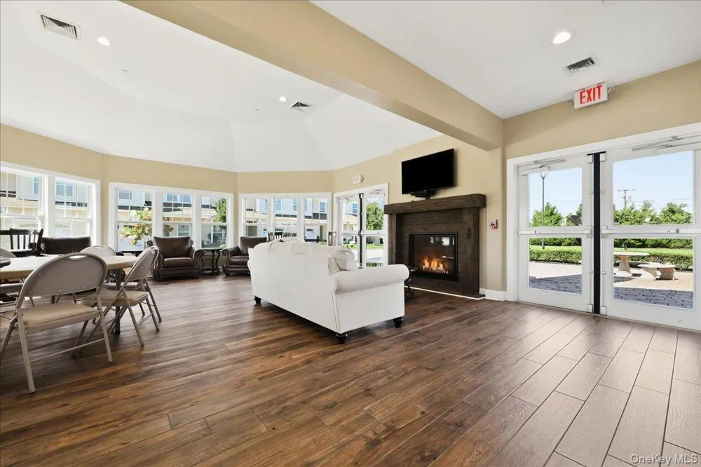 301 Anchor Court Copiague, NY 11726