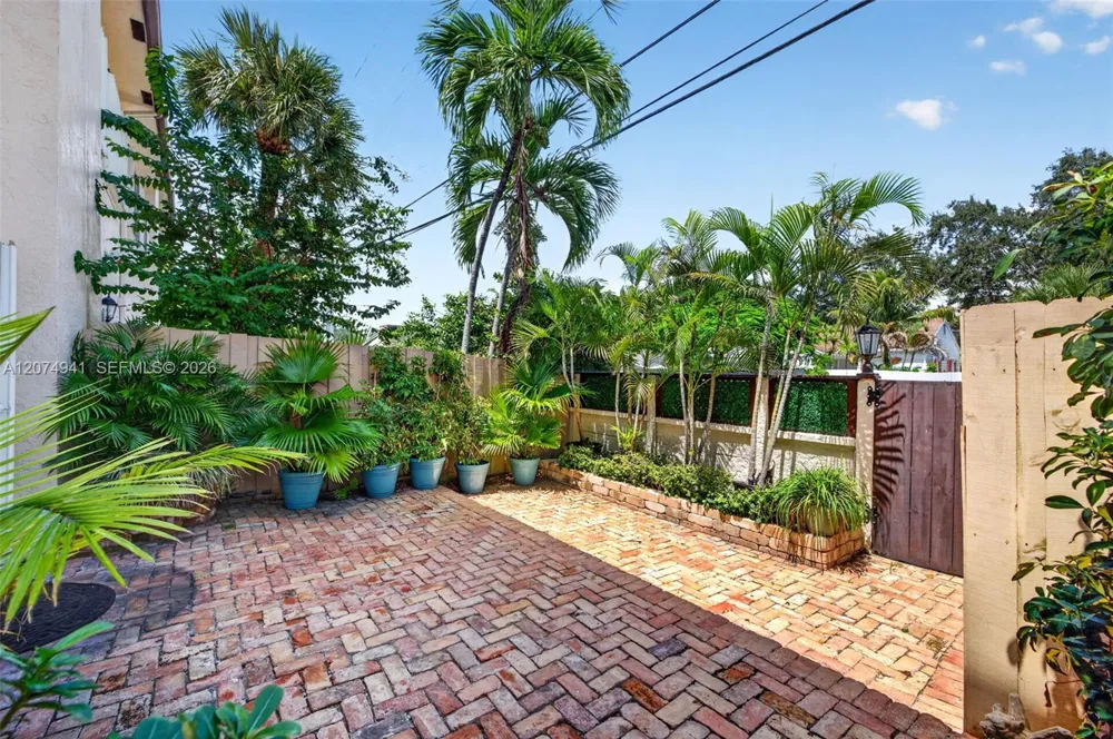 362 NE 7th Ave Fort Lauderdale, FL 33301