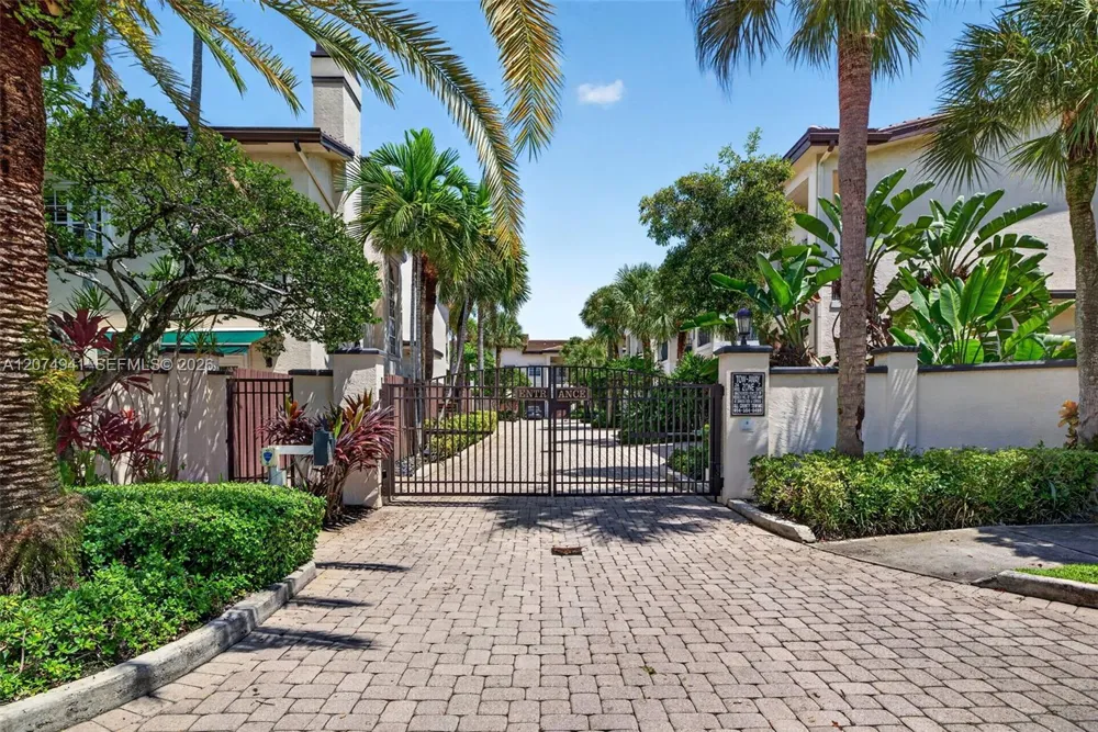 362 NE 7th Ave Fort Lauderdale, FL 33301