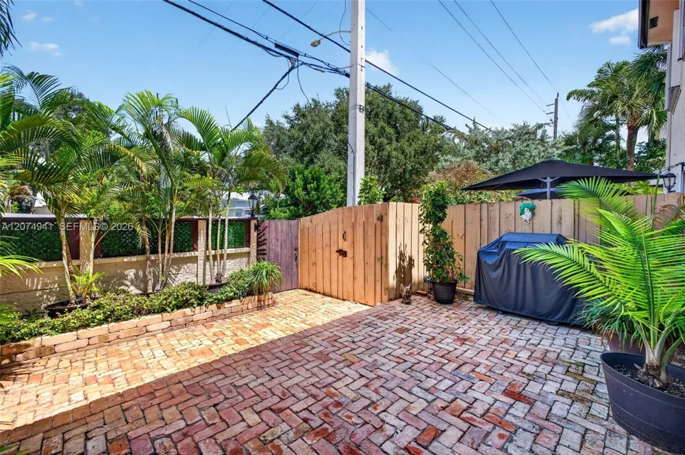 362 NE 7th Ave Fort Lauderdale, FL 33301