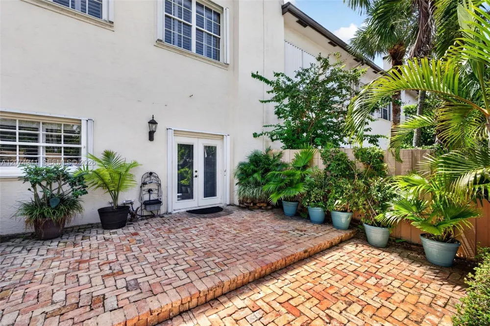362 NE 7th Ave Fort Lauderdale, FL 33301