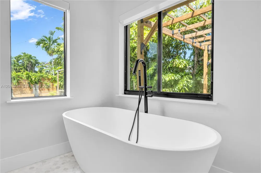 3261 SW 16th Ln Miami, FL 33145
