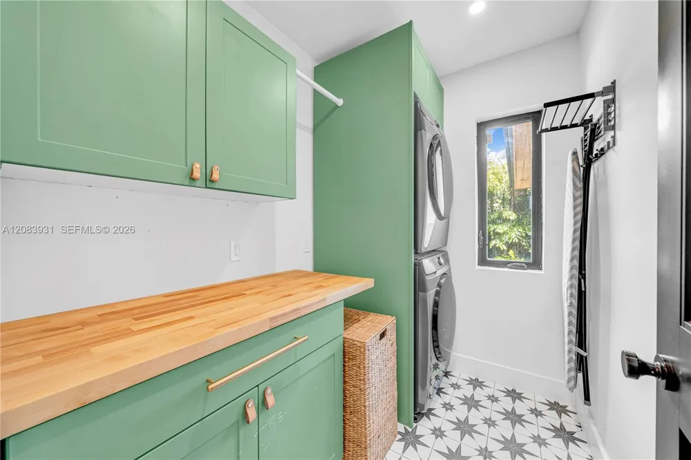 3261 SW 16th Ln Miami, FL 33145
