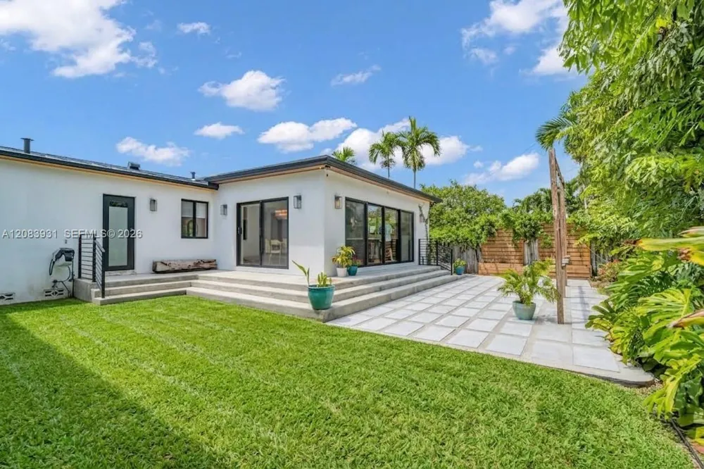 3261 SW 16th Ln Miami, FL 33145