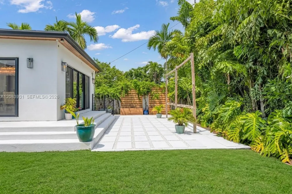 3261 SW 16th Ln Miami, FL 33145