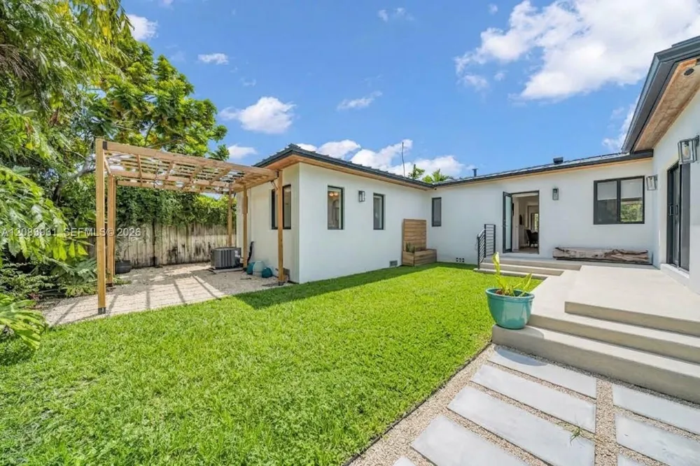3261 SW 16th Ln Miami, FL 33145