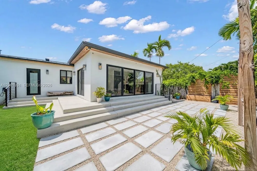 3261 SW 16th Ln Miami, FL 33145