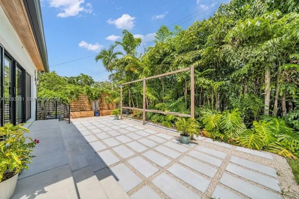 3261 SW 16th Ln Miami, FL 33145