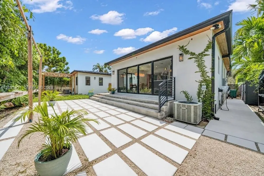 3261 SW 16th Ln Miami, FL 33145