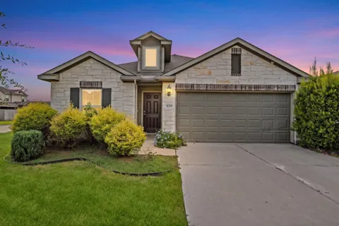21215 Trumpet Lily Trail
