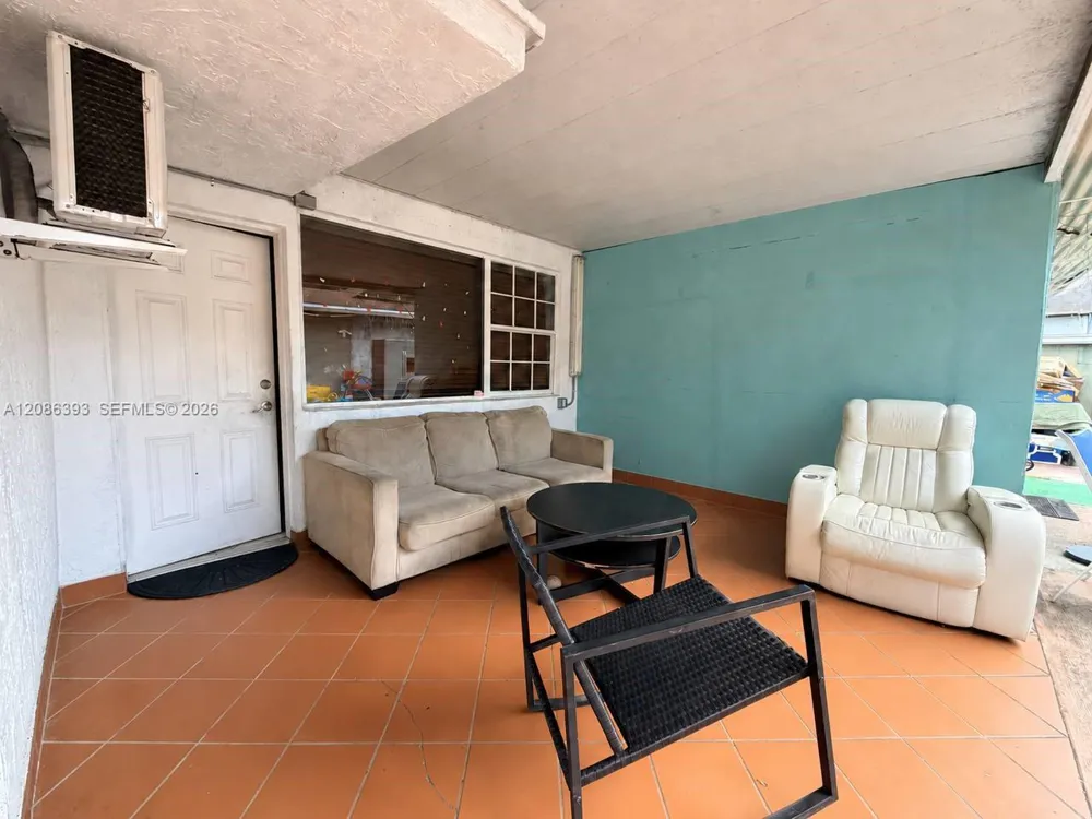 62 W 44th St #1 Hialeah, FL 33012