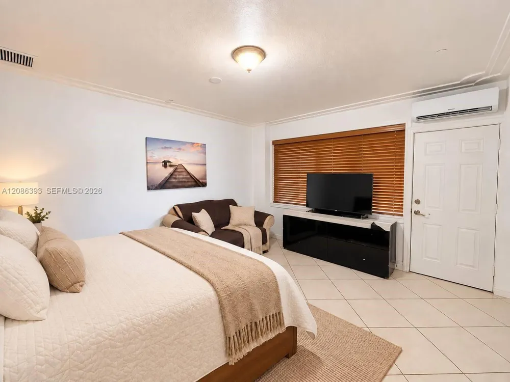 62 W 44th St #1 Hialeah, FL 33012