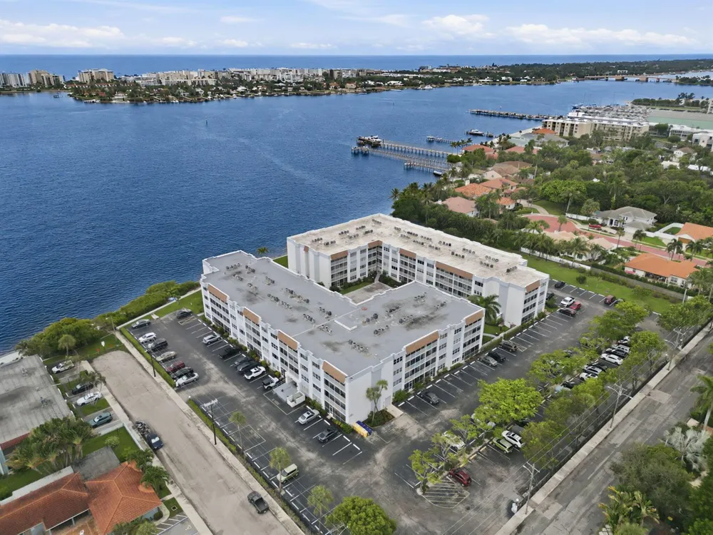 1516 S Lakeside Drive #408 