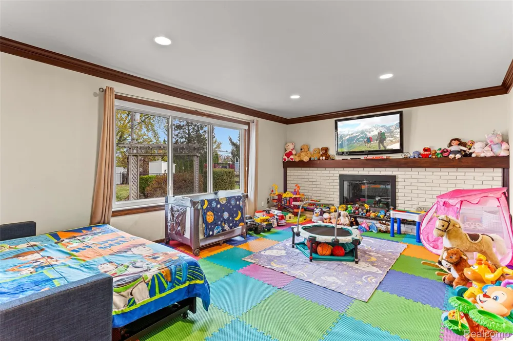16515 Festian Drive Clinton Charter Township, MI 48035