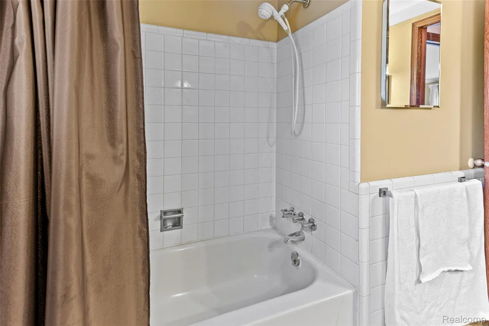 16515 Festian Drive Clinton Charter Township, MI 48035
