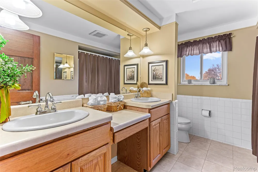 16515 Festian Drive Clinton Charter Township, MI 48035